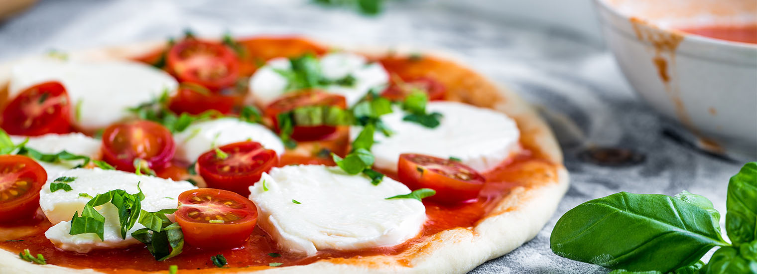 Pizza Margherita gereed voor de oven